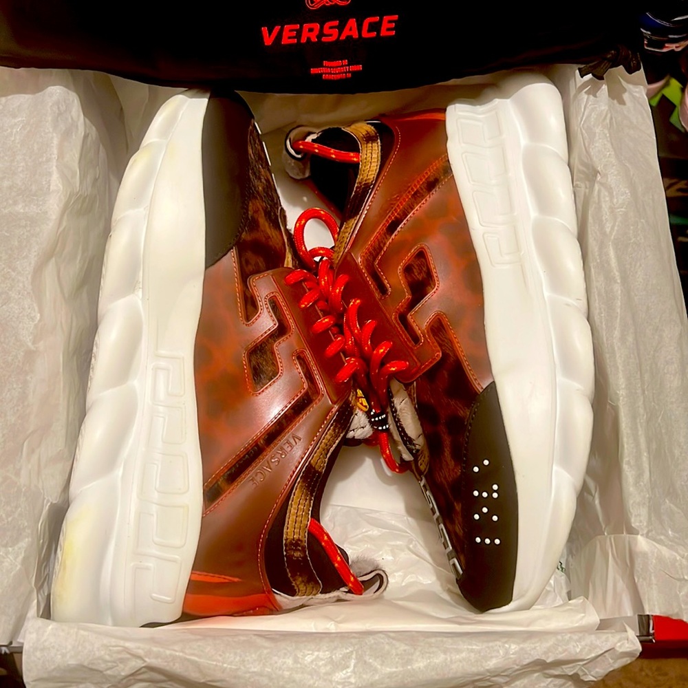 Versace chain reaction